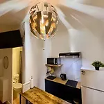 Studio moderne et chaleureux au coeur de Geneve - parfait pour courts sejours